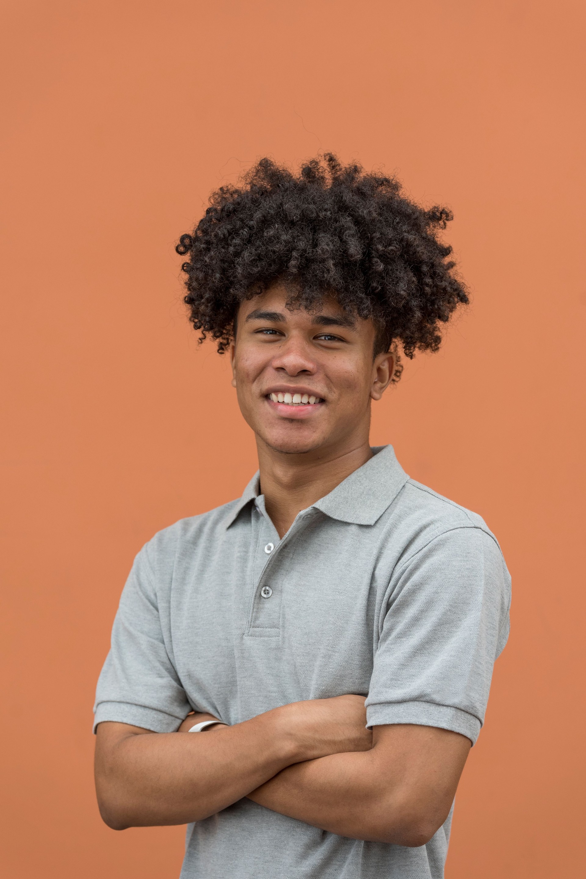 Retrato de un sonriente hombre afroamericano mirando a la cámara.